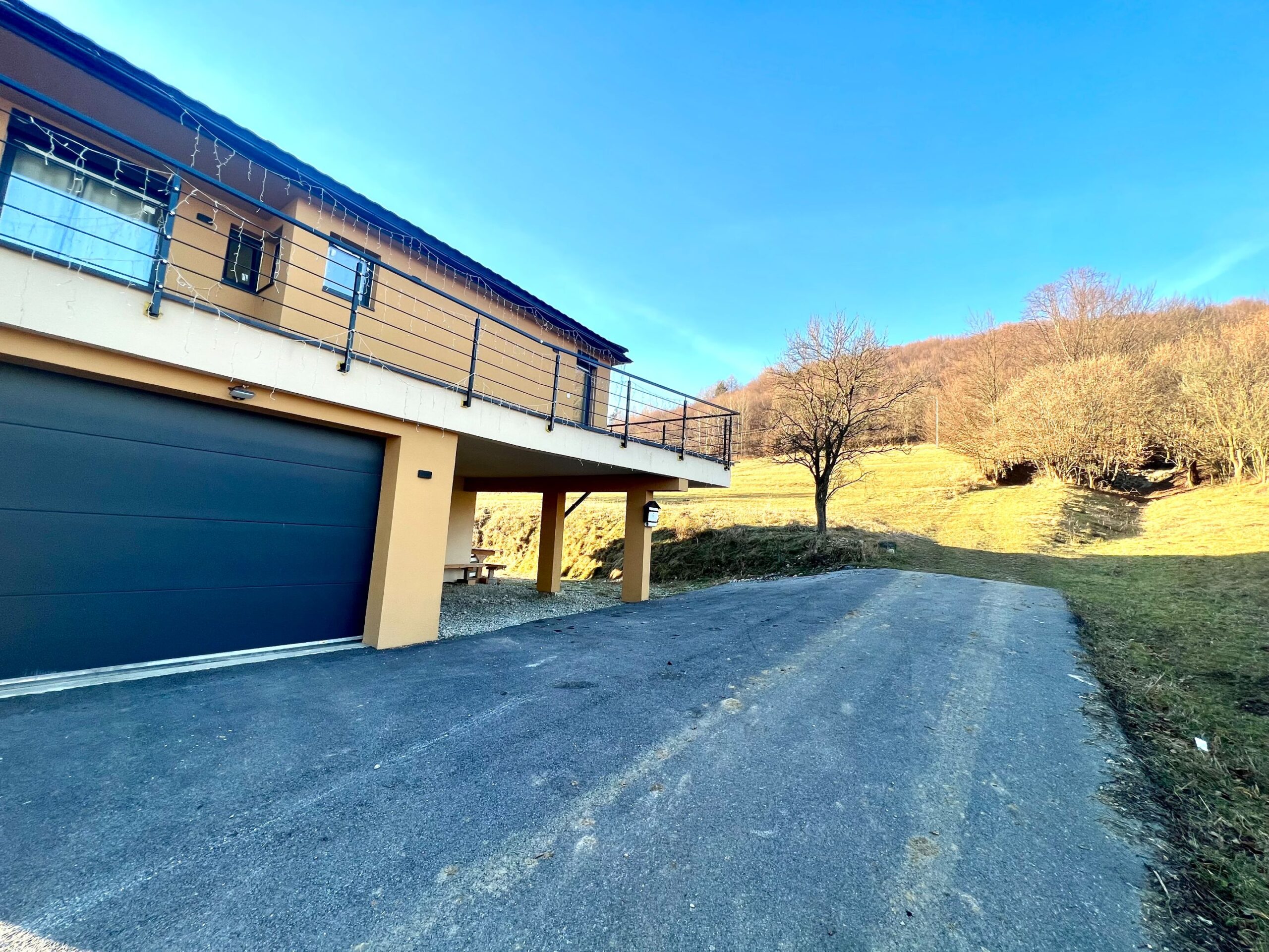 Exteriér vily – Slnečná vila pod lesom