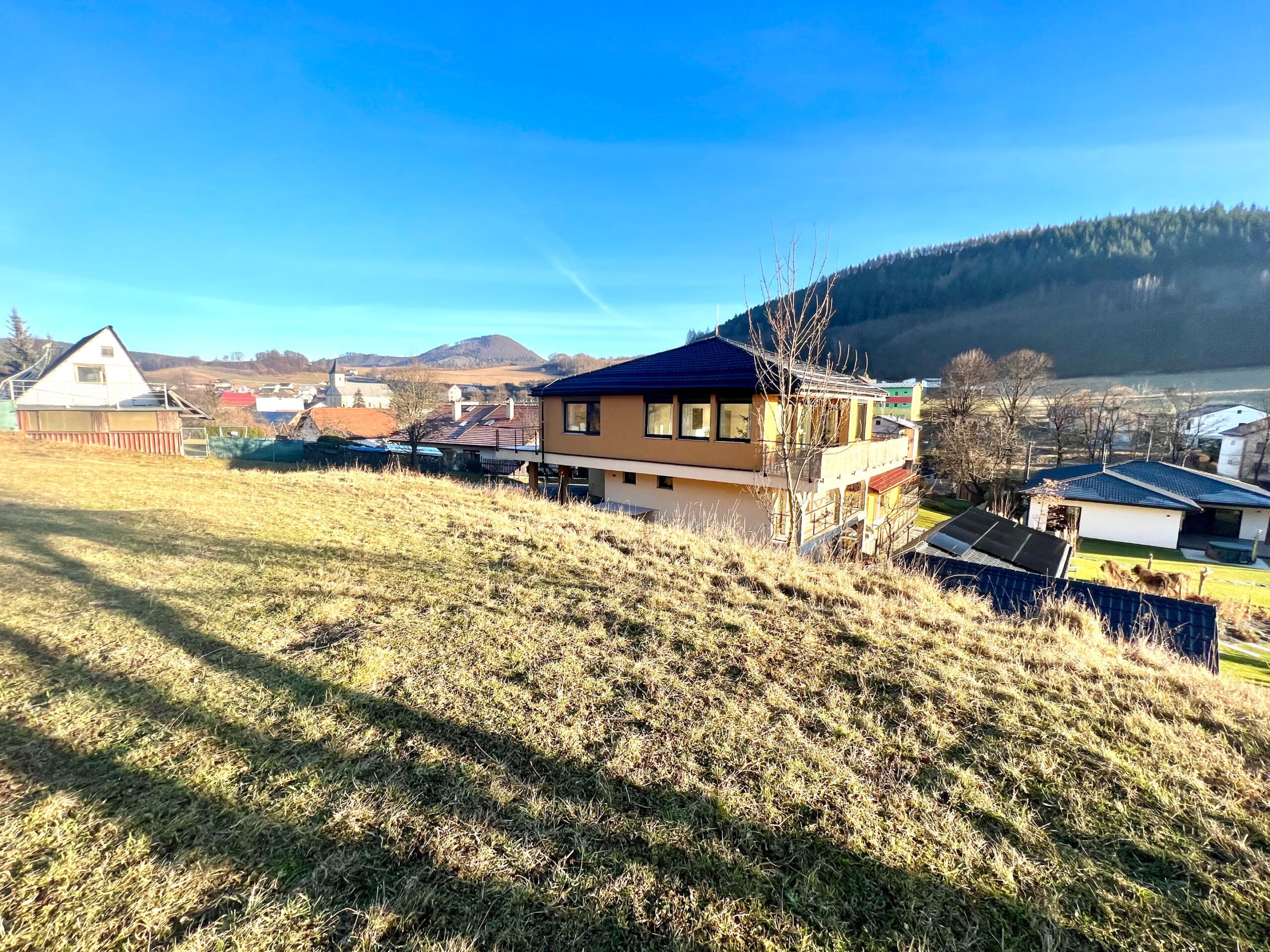 Exteriér vily – Slnečná vila pod lesom