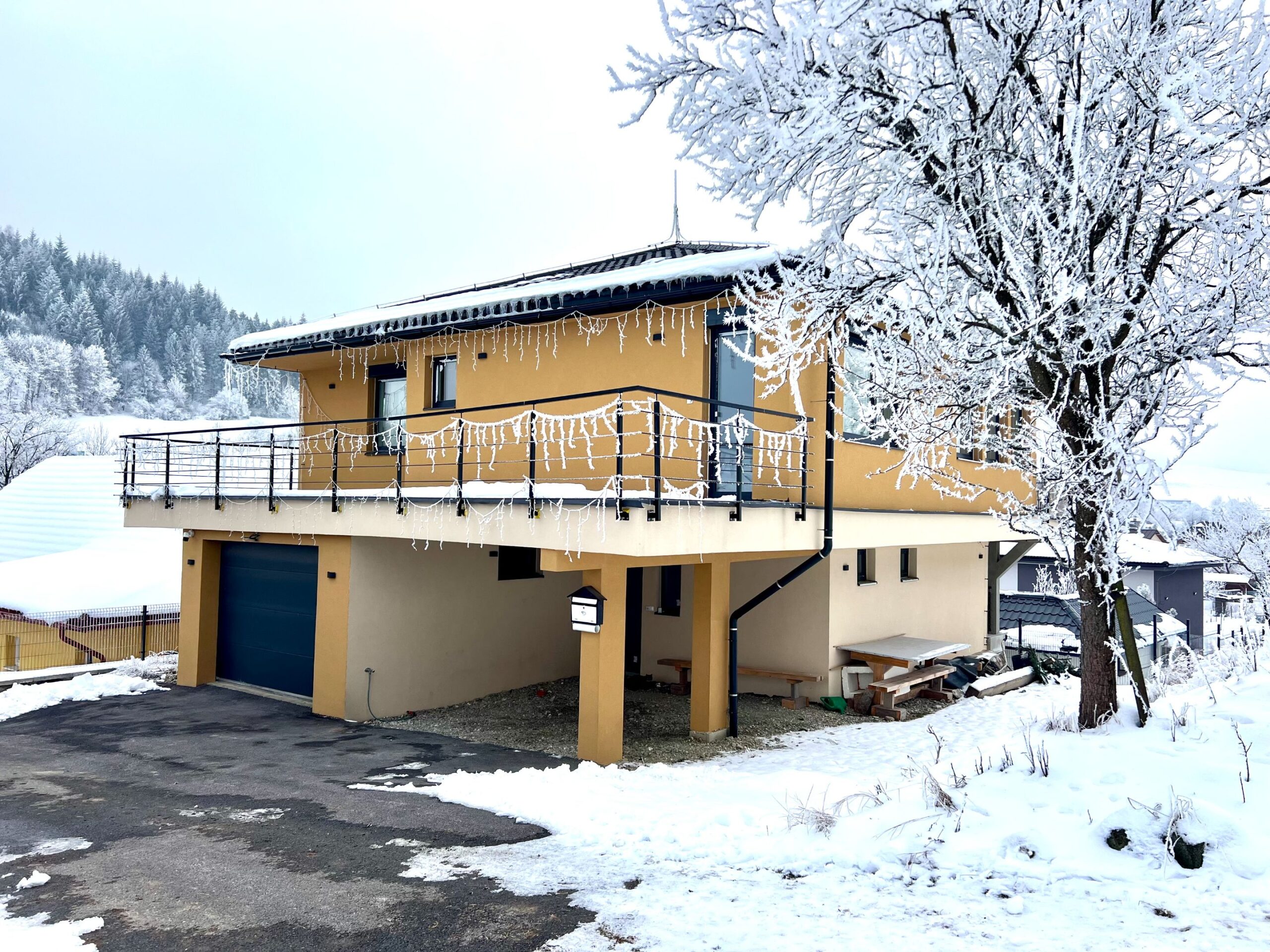 Exteriér vily – Slnečná vila pod lesom